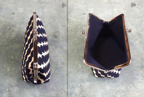 藍染のガマ口ポーチ（波団子）【化粧ポーチ おサイフ 財布 小物入れ 藍染め 染物 伝統工芸 雑貨 普段使い 日用品 おしゃれ かわいい 綺麗 プレゼント ギフト 贈り物 ご自宅用 島根県 安来市】