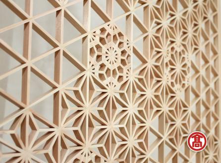 組子屏風 三曲半双 ［髙島屋選定品］【組子細工 伝統技法 伝統 屏風 組子細工 パーテーション 衝立 インテリア 家具 おしゃれ 幾何学模様 木製 通気性 仕切り 檜 ヒノキ 島根県 安来市】