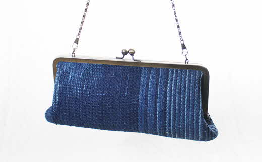 諸紙布クラッチバッグ 【和紙 手織り 藍 草木染め 和風 ギフト 化粧箱 ファッション かばん バッグ 紙糸 手紡ぎ 紙布 水に強い 水濡れOK おしゃれ 伝統 プレゼント 贈り物 島根県 安来市】