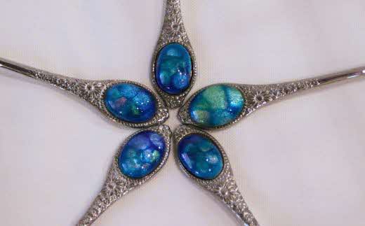 七宝焼きのティースプーン（ブルー系）【ティースプーン 5本 手作り スプーン コーヒー 紅茶 キッチン おしゃれ きれい ティータイム 記念品 ギフト プレゼント 贈り物 島根県 安来市】