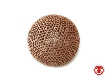 亀甲丸籠組照明用傘 小 ［髙島屋選定品］【組子細工 伝統技法 オブジェ 伝統 木製 檜 ヒノキ インテリア おしゃれ 球体 繊細 お祝い プレゼント ギフト 贈り物 ご自宅用 島根県 安来市】