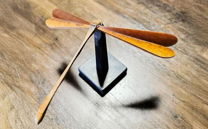 百年煤竹 トンボ細工（小）土台付き 竹細工 サステナブル 古材活用 工芸品 インテリア 島根県雲南市/煤竹工房奥出雲 [AIAP004]