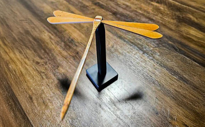 百年煤竹 トンボ細工（大）土台付き 竹細工 サステナブル 古材活用 工芸品 インテリア 島根県雲南市/煤竹工房奥出雲 [AIAP005]