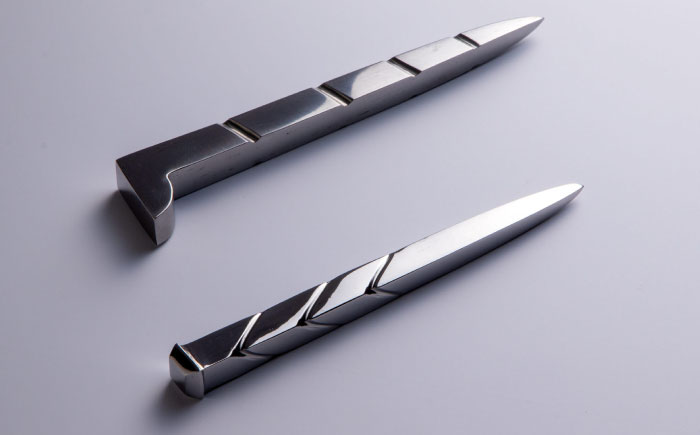 tatara和釘 4寸 新築祝い 玉鋼 田部たたら 記念品 プレゼント 島根県雲南市/株式会社たなべたたらの里（奥出雲前綿屋　鐵泉堂） ペーパーウェイト オブジェ [AIAV016]