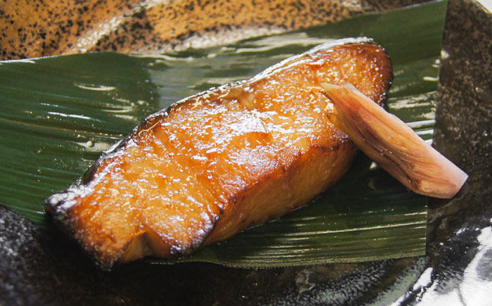 銀鱈の西京焼きと醤油漬け焼きのセット | 銀鱈 西京焼き 惣菜 急速冷凍 真空包装 島根県雲南市/株式会社由多香 [AIBA002]