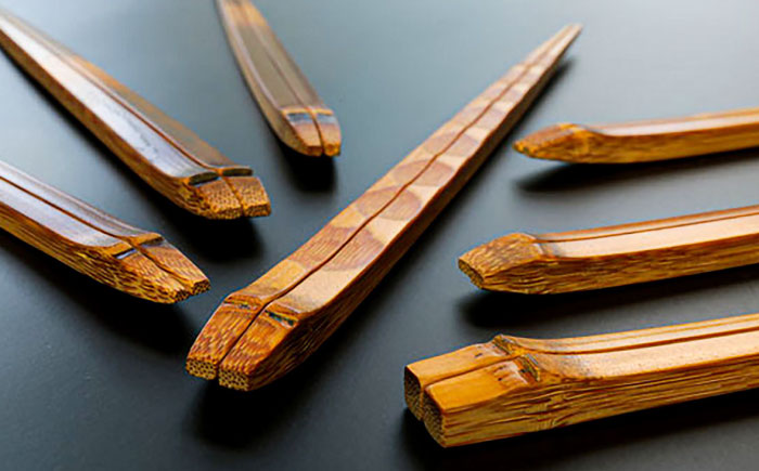 【男性用】百年煤竹箸 1膳 黒箱入り（男性用24cm・女性用22cm）サステナブル 古材活用 工芸品 食器 島根県雲南市/煤竹工房奥出雲 [AIAP001-1] 男性用