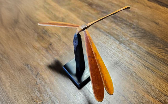 百年煤竹 トンボ細工（小）土台付き 竹細工 サステナブル 古材活用 工芸品 インテリア 島根県雲南市/煤竹工房奥出雲 [AIAP004]