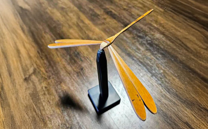 百年煤竹 トンボ細工（大）土台付き 竹細工 サステナブル 古材活用 工芸品 インテリア 島根県雲南市/煤竹工房奥出雲 [AIAP005]