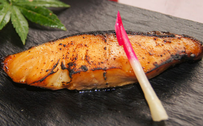 【先行予約】【2026年1月中旬順次発送】銀鱈の西京焼き2切れと醤油漬け焼き2切れのセット | 銀鱈 西京焼き 惣菜 急速冷凍 真空包装 島根県雲南市/株式会社由多香 [AIBA001]