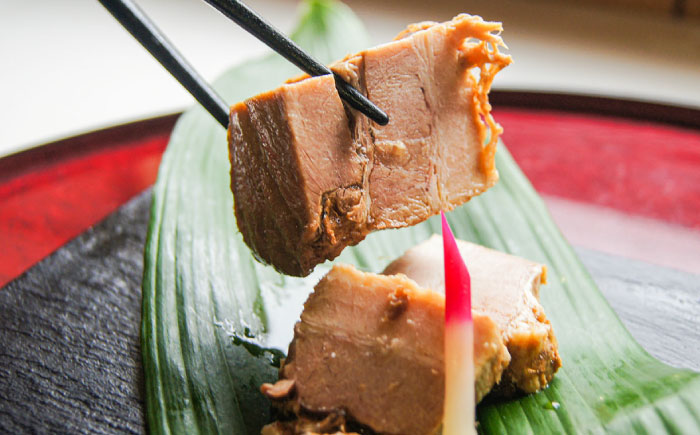 奥出雲ポークの角煮 2個セット | 奥出雲 ポーク 角煮 惣菜 老舗 島根県雲南市/株式会社由多香 [AIBA009]