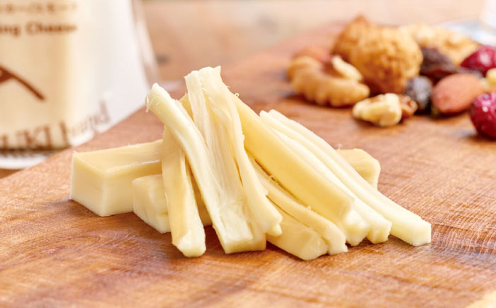 さいて食べるチーズ　ナチュラルスナッカー（スモーク）1個 | チーズ さけるチーズ 人気 おすすめ 乳製品 島根県雲南市/木次乳業有限会社 [AIBH017]