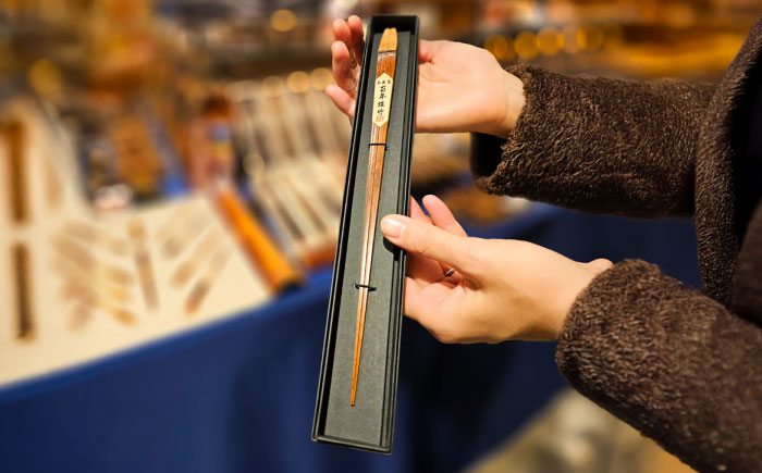 【男性用】百年煤竹箸 1膳 黒箱入り（男性用24cm・女性用22cm）サステナブル 古材活用 工芸品 食器 島根県雲南市/煤竹工房奥出雲 [AIAP001-1] 男性用