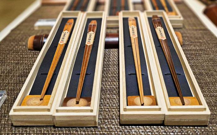 【男性用】百年煤竹箸 1膳 箸置きセット 桐箱入り（男性用24cm・女性用22cm）サステナブル 古材活用 工芸品 食器 島根県雲南市/煤竹工房奥出雲 [AIAP002-1] 男性用