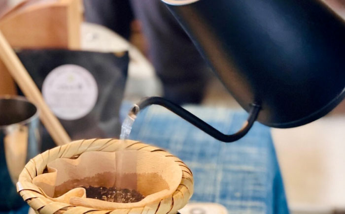 【豆】【全12回定期便】自家焙煎 シングルオリジン コーヒー豆 100g×1種類 選べる豆/粉 手廻しロースター 長時間焙煎 島根県雲南市/つちのと舎 コーヒー 珈琲 [AIBY001-1] 豆