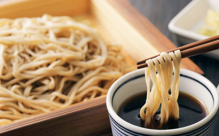 【出雲そば】出雲なまそば 4食つゆ付き（国内産原料使用）そば 挽き立て 打ち立て 5割そば 生そば ギフト 年越し 引っ越し お歳暮 島根県雲南市/有限会社本田商店 [AIDS002]