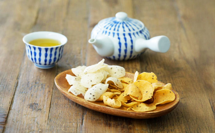 【雲南市産米使用】くせになる！おからっとちゃん（定番しお味/ピリ辛味）×各4袋 お菓子 おやつ グルテンフリー ヘルシー おからチップス 無添加 島根県雲南市/株式会社大東農産加工場 [AIEG012]