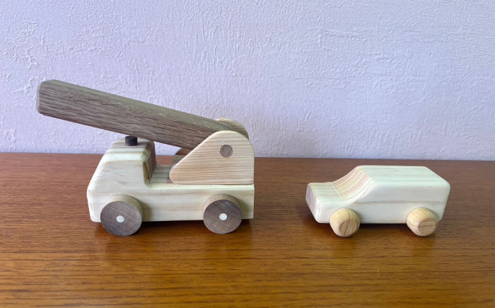 【車のタイプを選べる！】家具職人が作った 木のくるま 2個セット 島根県雲南市/有限会社三ツ和 [AIDE004]