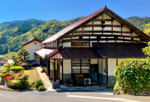 農家民泊 三國屋　ペア宿泊券（1泊2食付）【宿泊券 ペア 1泊2食付 1泊2食 古民家 築90年 田舎暮らし 体験 料理体験 一日一組限定 囲炉裏 ガーデンキッチン 有効期限1年間 懐かしい 快適 こだわり アウトドア 焚火釜 たき火 バーベキューグリル 山くじら鍋 猪肉 鍋 鮎飯 かまど炊きご飯】