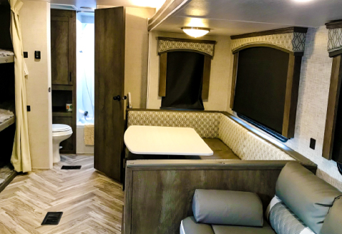 石見ワイナリー カヌーの里おおち トレーラーハウス 宿泊補助券【9000円分 宿泊 キッチン 備え付け 焚き火 BBQ バーベキュー 自然 快適 リラックス キャンプ 初心者 アウトドア】