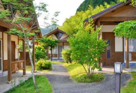 石見ワイナリー ゴールデンユートピアおおち 四季の杜 宿泊補助券【12000円分 宿泊 コテージ ホテルタイプ 家族 友人 グループ 団体 温水プール 温浴施設 リフレッシュ】