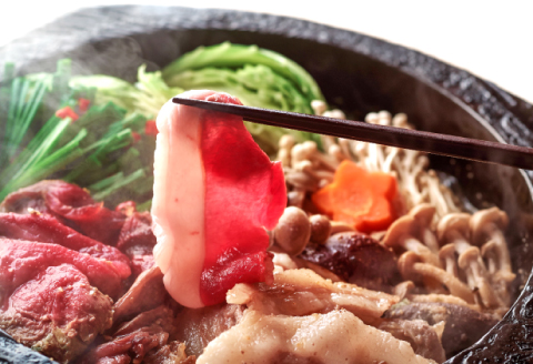 イノシシ鍋セット（山椒つくね入り） 約650g【冬猪肉 ロース 200g 夏猪肉 モモ 200g 山椒 つくね 1パック 専用出汁 飛魚だし 1パック 肉 猪肉 いのしし肉 鍋 冷凍】