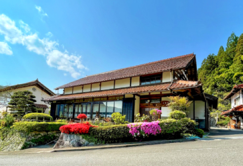 農家民泊 三國屋　ペア宿泊券（1泊2食付）【宿泊券 ペア 1泊2食付 1泊2食 古民家 築90年 田舎暮らし 体験 料理体験 一日一組限定 囲炉裏 ガーデンキッチン 有効期限1年間 懐かしい 快適 こだわり アウトドア 焚火釜 たき火 バーベキューグリル 山くじら鍋 猪肉 鍋 鮎飯 かまど炊きご飯】