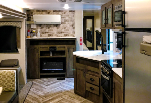 石見ワイナリー カヌーの里おおち トレーラーハウス 宿泊補助券【9000円分 宿泊 キッチン 備え付け 焚き火 BBQ バーベキュー 自然 快適 リラックス キャンプ 初心者 アウトドア】