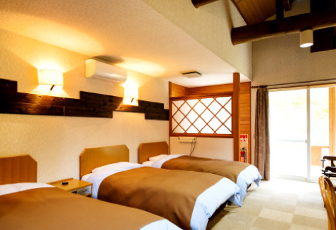 石見ワイナリー ゴールデンユートピアおおち 四季の杜 宿泊補助券【12000円分 宿泊 コテージ ホテルタイプ 家族 友人 グループ 団体 温水プール 温浴施設 リフレッシュ】