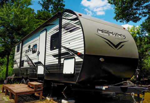 石見ワイナリー カヌーの里おおち トレーラーハウス 宿泊補助券【9000円分 宿泊 キッチン 備え付け 焚き火 BBQ バーベキュー 自然 快適 リラックス キャンプ 初心者 アウトドア】