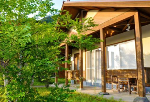 石見ワイナリー ゴールデンユートピアおおち 四季の杜 宿泊補助券【12000円分 宿泊 コテージ ホテルタイプ 家族 友人 グループ 団体 温水プール 温浴施設 リフレッシュ】