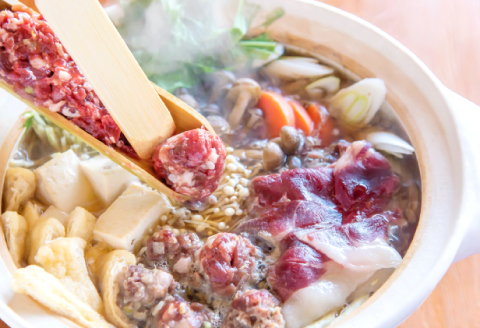 イノシシ鍋セット（山椒つくね入り） 約2.3kg【冬猪肉 ロース 500g バラ 500g 夏猪肉 モモ 500g 山椒 つくね 3パック 専用出汁 飛魚だし 3パック 肉 猪肉 いのしし肉 鍋 冷凍】