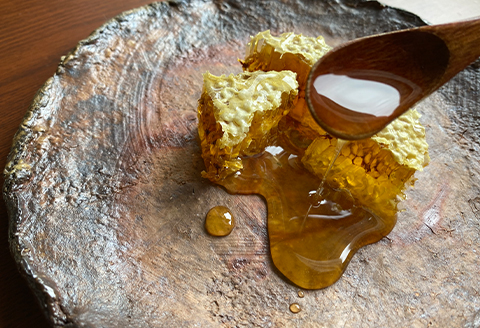 津和野の木や花の蜜を集めた天然百花蜜「里山の雫」(315g×2瓶)