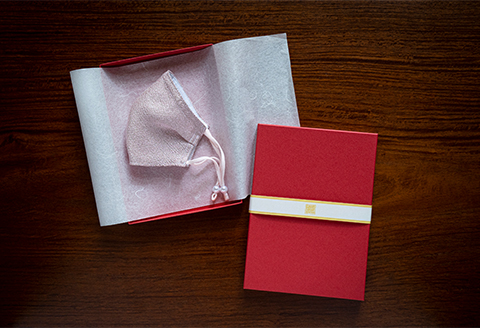 老舗呉服司が西陣の技で織り上げた銀糸の「銀艶マスク」【八重桜・ギフト用】