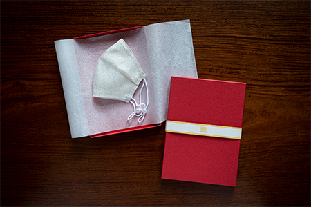 老舗呉服司が西陣の技で織り上げた銀糸の「銀艶マスク」【真珠・ギフト用】