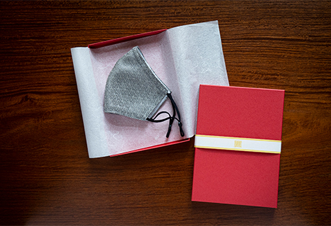 老舗呉服司が西陣の技で織り上げた銀糸の「銀艶マスク」【すみ色・ギフト用】