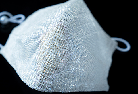 老舗呉服司が西陣の技で折り上げた銀糸の「銀艶マスク」【色:真珠】