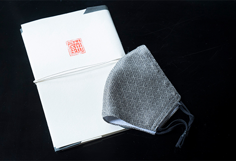 老舗呉服司が西陣の技で折り上げた銀糸の「銀艶マスク」【色:すみ色】