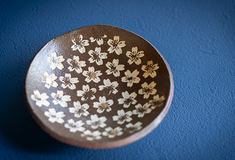 【日展入選作家】桜の花びらが風情豊かな「さくら金彩取り皿」2枚