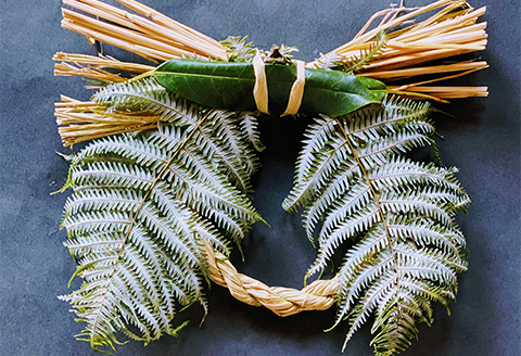 【年末発送】しめ縄〈輪飾り〉と鏡餅〈添加物不使用〉、葉付きみかんと敷紙のお正月セットC