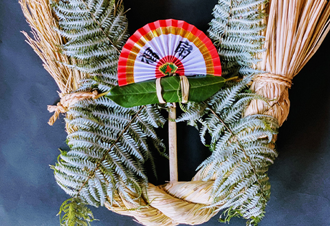 【年末発送】しめ縄〈玉飾り〉と鏡餅〈添加物不使用〉、葉付きみかんと敷紙のお正月セットB