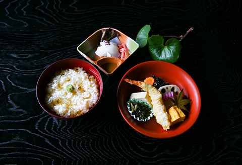 【観光をサポート】津和野の郷土料理「うずめ飯」食事券(2名様分)