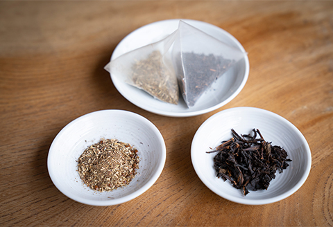 特産ノンカフェインのまめ茶と緑茶葉でつくる和紅茶 のセット