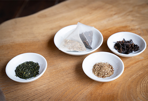 特産の「まめ茶」と緑茶葉からつくる「つわ乃紅茶」「翠香」(特上煎茶