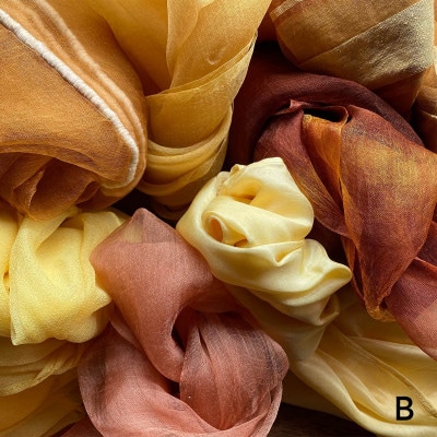 【手ぶらで参加】季節の植物でシルクストールを染める「草木染体験チケット」