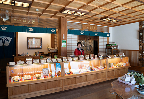 甘露煮した栗があんの中にごろっと入った銘菓「栗御門」3本セット