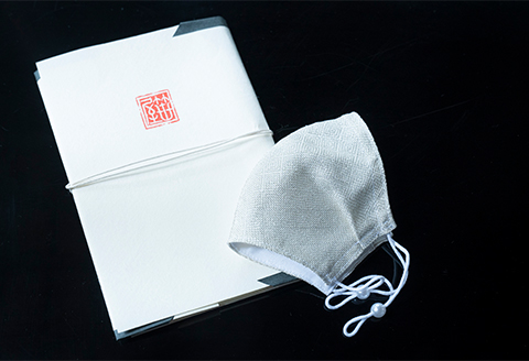 老舗呉服司が西陣の技で折り上げた銀糸の「銀艶マスク」【色:真珠】