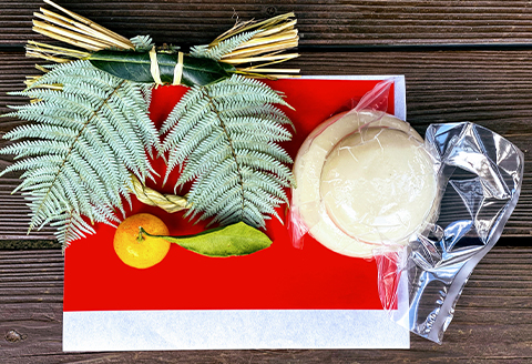 【年末発送】しめ縄〈輪飾り〉と鏡餅〈添加物不使用〉、葉付きみかんと敷紙のお正月セットC