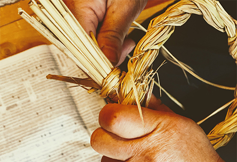 【年末発送】しめ縄〈輪飾り〉と鏡餅〈添加物不使用〉、葉付きみかんと敷紙のお正月セットC