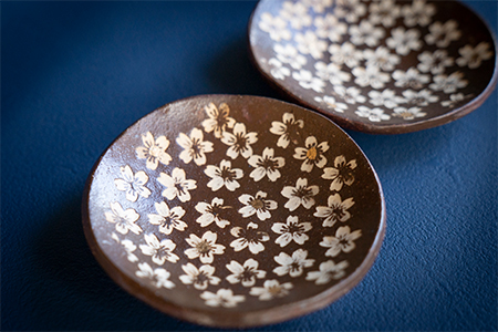 【日展入選作家】桜の花びらが風情豊かな「さくら金彩取り皿」2枚