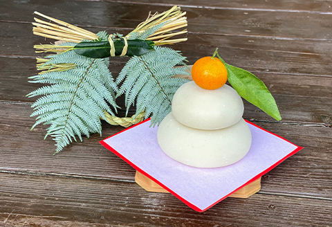 【年末発送】しめ縄〈輪飾り〉と鏡餅〈添加物不使用〉、葉付きみかんと敷紙のお正月セットC